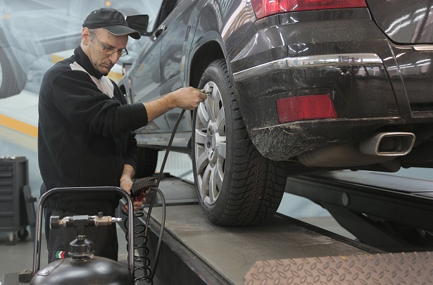 Vehicle inspection being done are a service centre